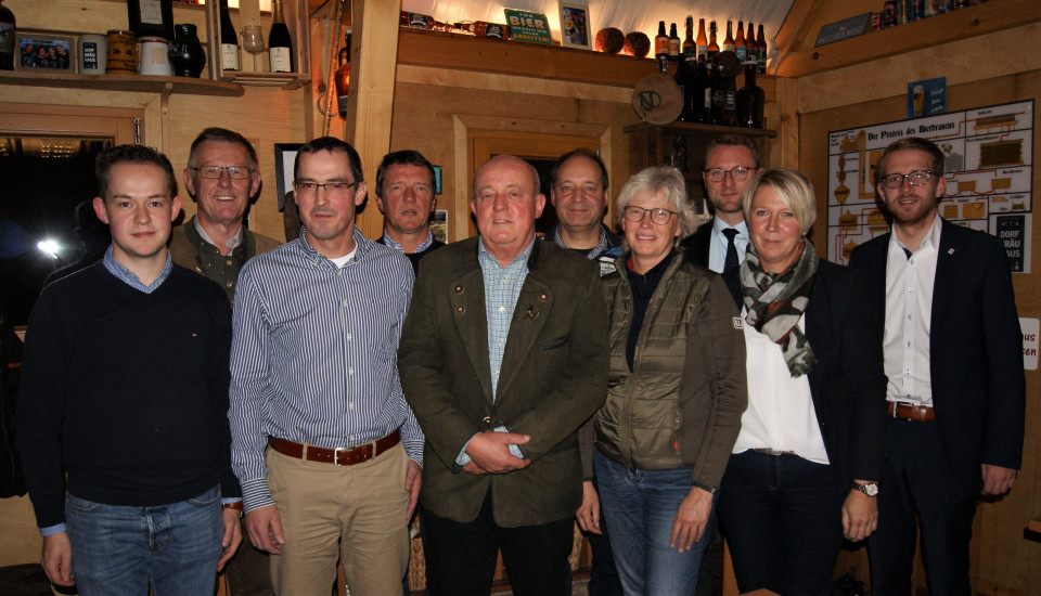 Der neue Vorstand in Wartenberg mit Lukas Kaufmann (v.l.), Wolfgang Schleiter, den weiteren Vorstandsmitgliedern, sowie der CDU-Kreisvorsitzende Dr. Jens Mischak (3.v.r.) und der Landtagsabgeordnete Michael Ruhl (rechts). Der neue Vorstand in Wartenberg mit Lukas Kaufmann (v.l.), Wolfgang Schleiter, den weiteren Vorstandsmitgliedern, sowie der CDU-Kreisvorsitzende Dr. Jens Mischak (3.v.r.) und der Landtagsabgeordnete Michael Ruhl (rechts).